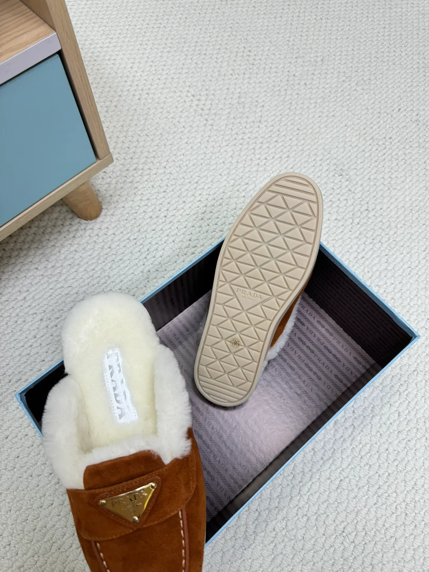 p560 🎉Prada toe-cap wool slippers, officially updated simultaneously, couple models are coming! 💑 Classic triangle buckle design, extremely fashionable. The all-wool lining and feet have excellent thermal insulation properties, allowing you to feel warm even in cold winter days. The comfortable TPU soles are extremely comfortable to wear, as if you are walking on the clouds. 😌 It is an excellent choice whether at home or out. Wear it with your significant other to show off your love and become the focus of street fashion. 💖This winter, let Prada toe-toe wool slippers accompany you, combining warmth and fashion. Come and get it now! 🛍️ Fabric: Imported frosted cowhide Lining: One-piece sheepskin imported from Australia Outsole: Original Tpu absorbent film outsole Female size: 35～41 (41 customized) Male size: 39～45 (45 customized)